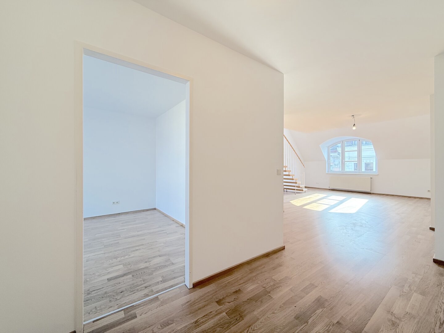 Traumhafte DG-Wohnung in 1060 Wien: 4 Zimmer und Balkon!