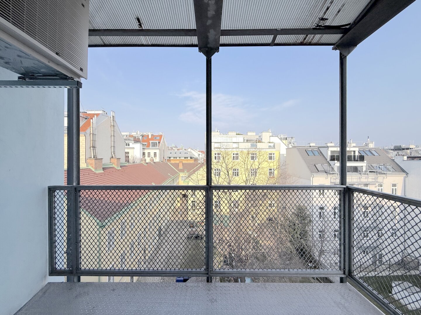 Traumhafte DG-Wohnung in 1060 Wien: 4 Zimmer und Balkon!