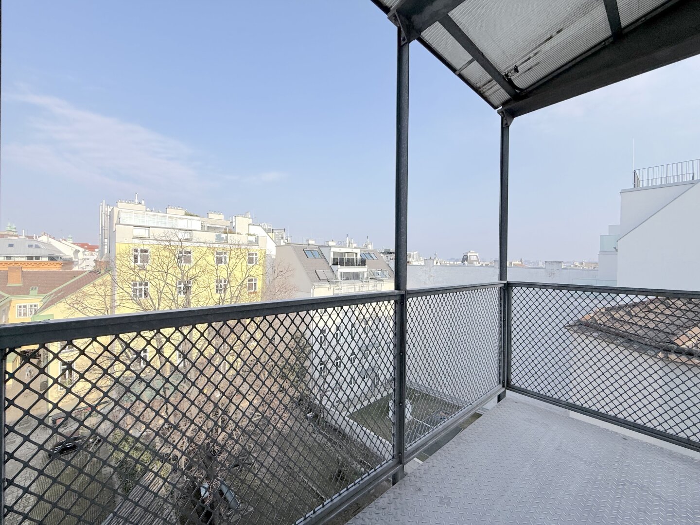 Traumhafte DG-Wohnung in 1060 Wien: 4 Zimmer und Balkon!