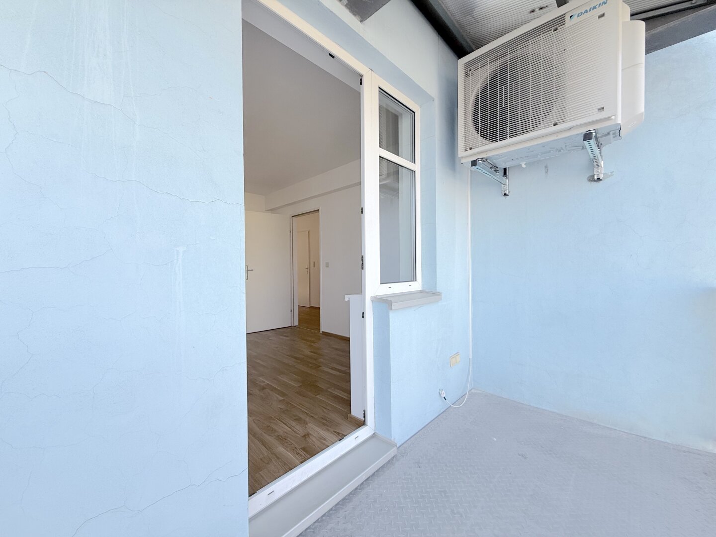 Traumhafte DG-Wohnung in 1060 Wien: 4 Zimmer und Balkon!