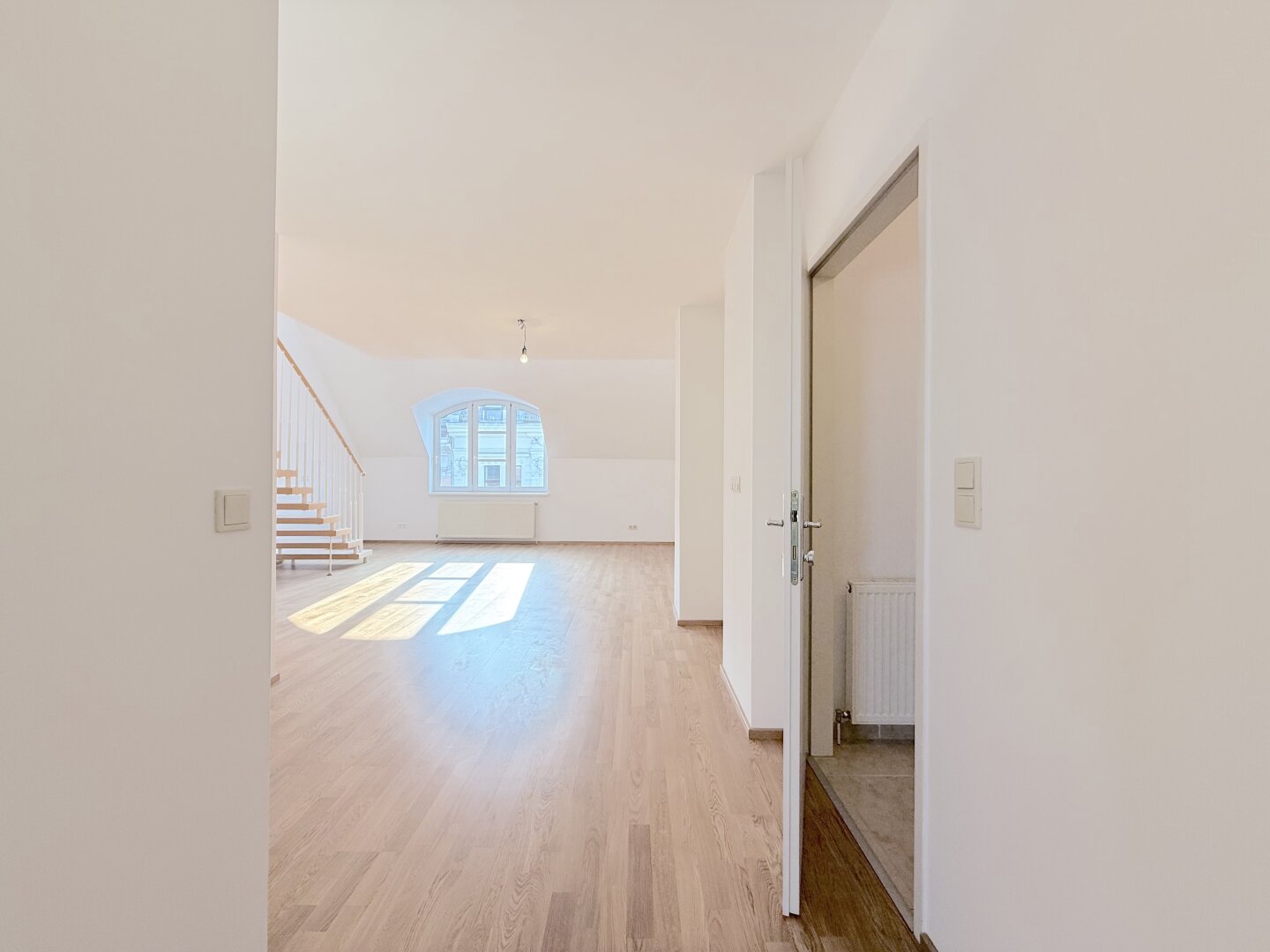 Traumhafte DG-Wohnung in 1060 Wien: 4 Zimmer und Balkon!