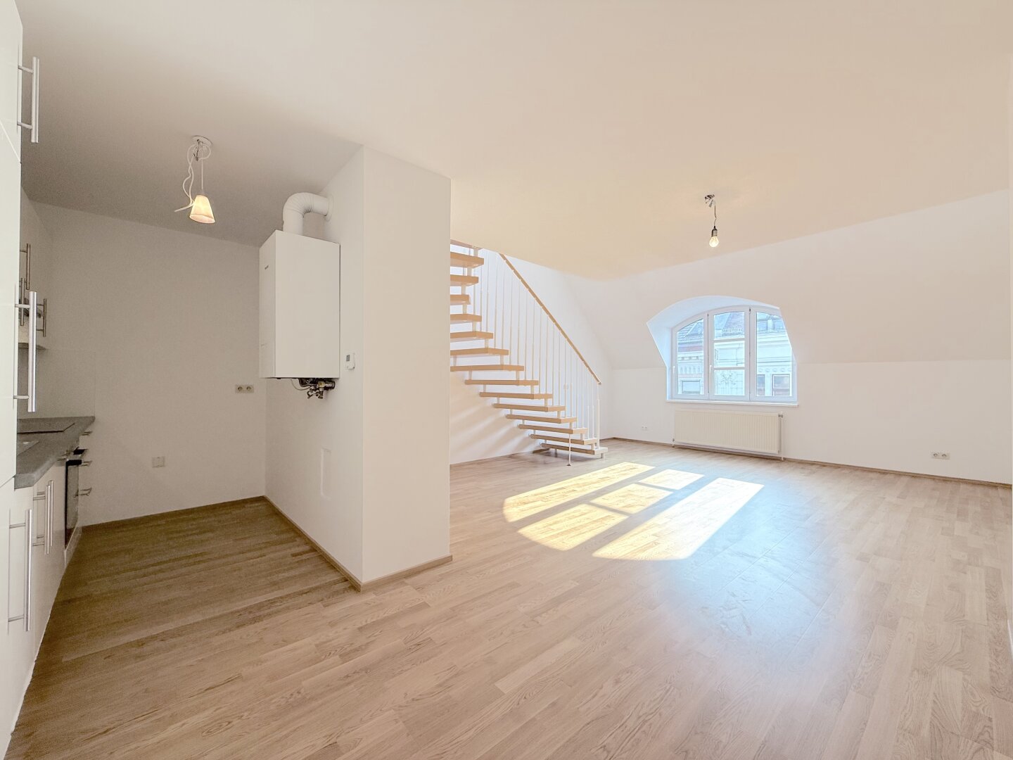 Traumhafte DG-Wohnung in 1060 Wien: 4 Zimmer und Balkon!