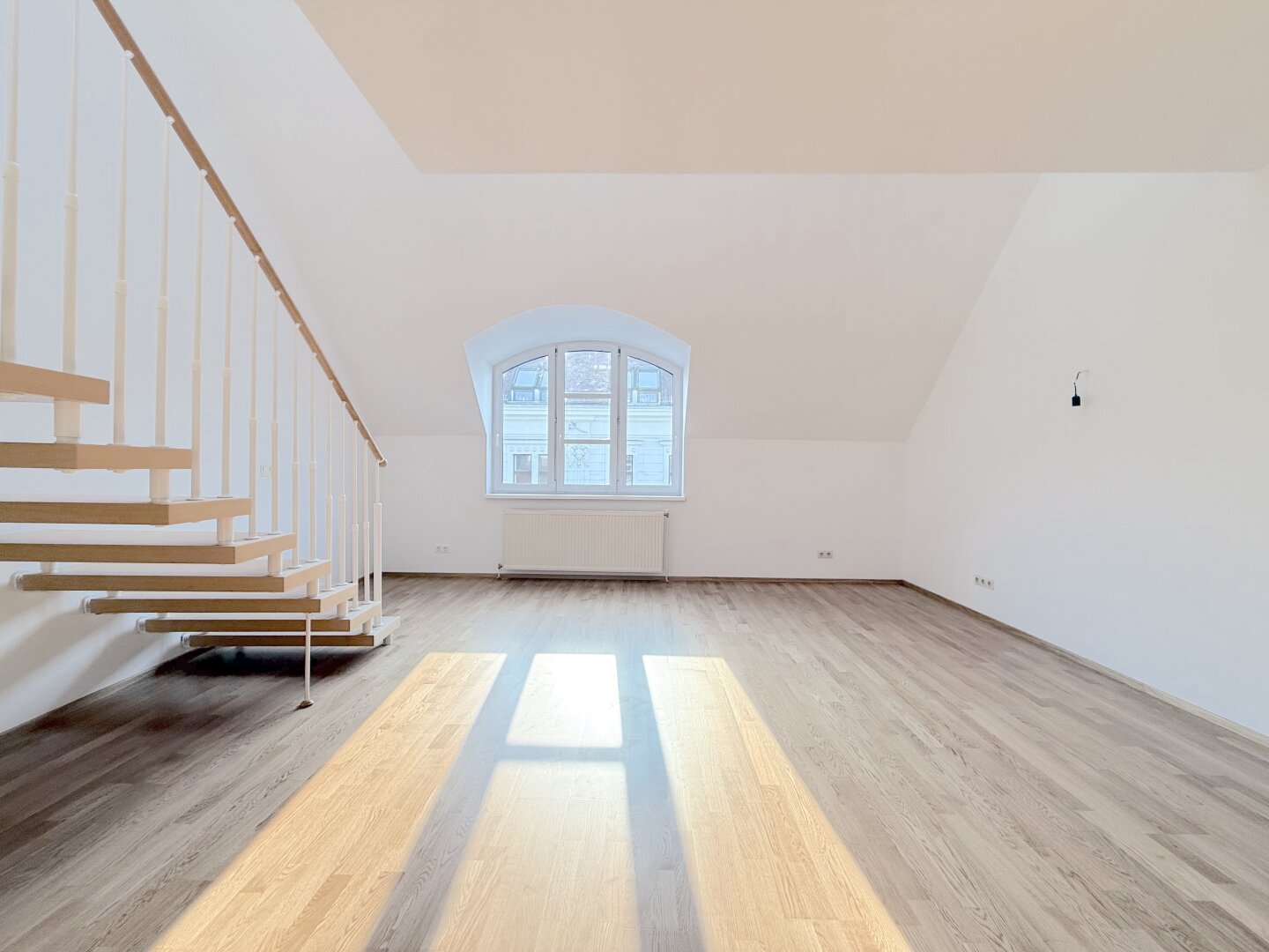 Traumhafte DG-Wohnung in 1060 Wien: 4 Zimmer und Balkon!