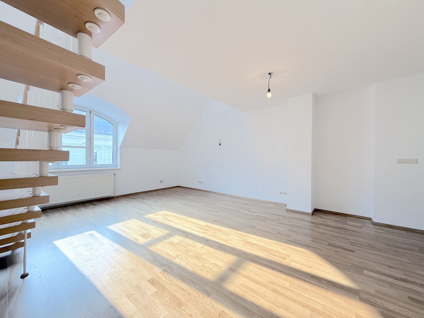 Traumhafte DG-Wohnung in 1060 Wien: 4 Zimmer und Balkon!