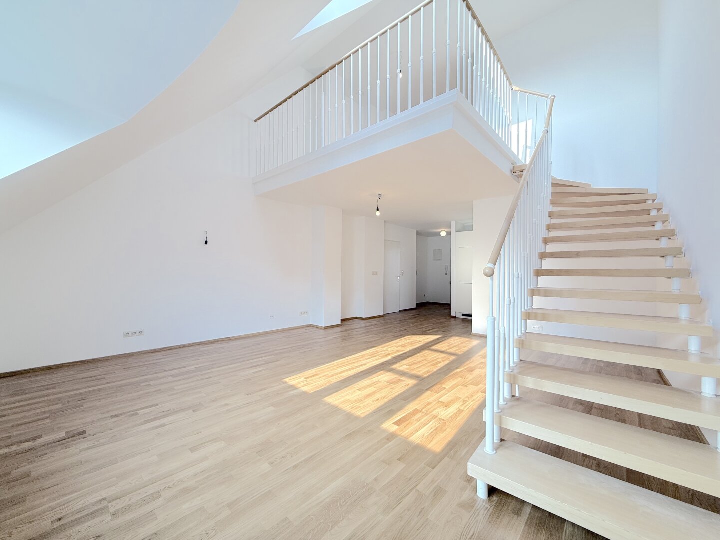 Traumhafte DG-Wohnung in 1060 Wien: 4 Zimmer und Balkon!