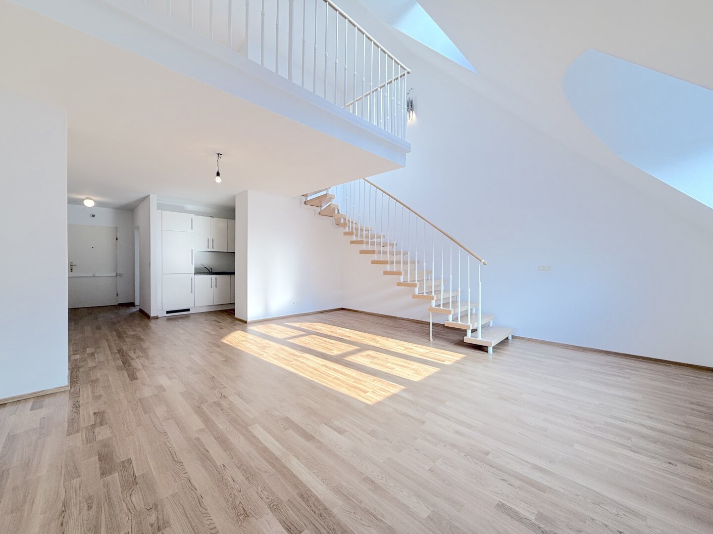 Traumhafte DG-Wohnung in 1060 Wien: 4 Zimmer und Balkon!