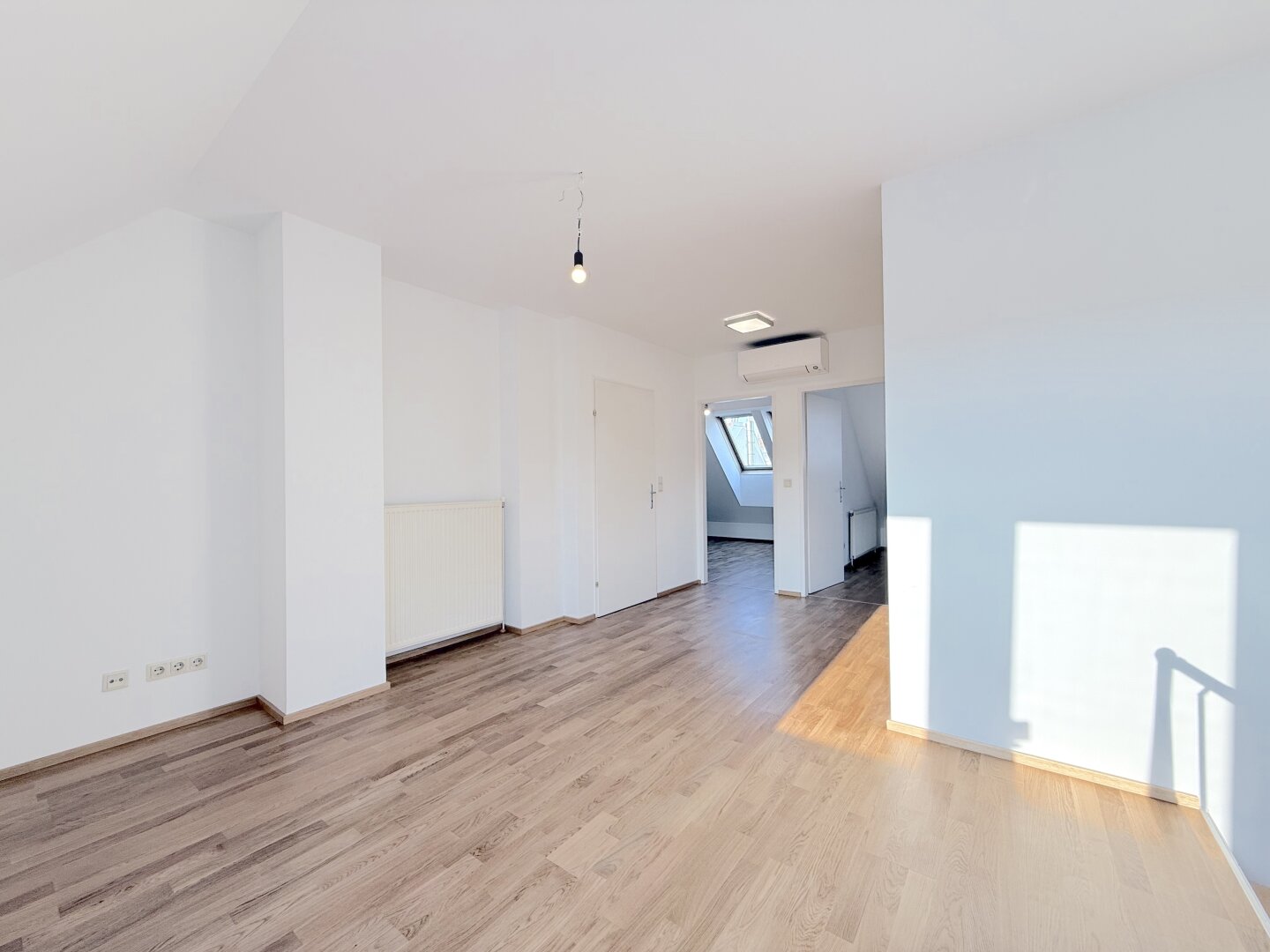 Traumhafte DG-Wohnung in 1060 Wien: 4 Zimmer und Balkon!