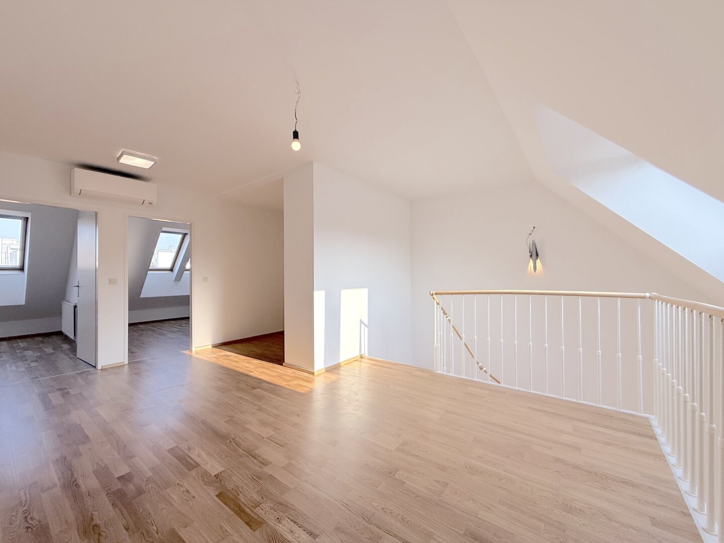 Traumhafte DG-Wohnung in 1060 Wien: 4 Zimmer und Balkon!