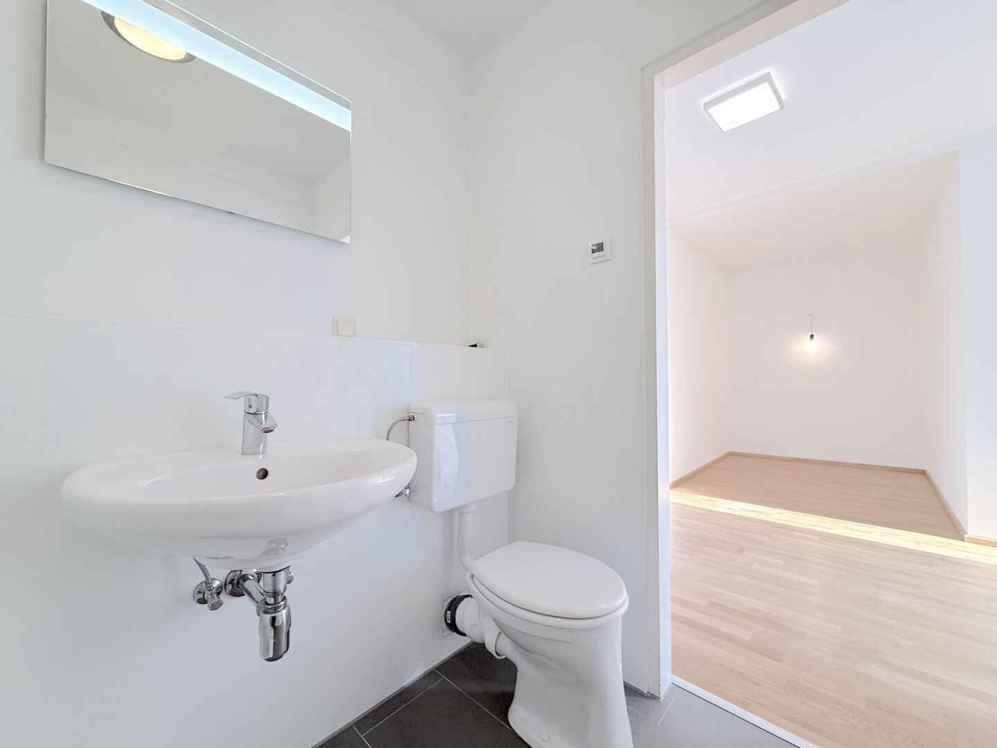 Traumhafte DG-Wohnung in 1060 Wien: 4 Zimmer und Balkon!