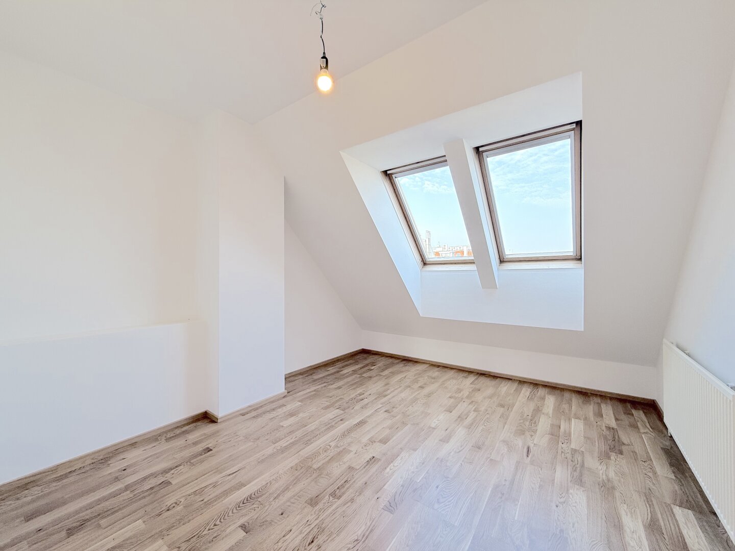 Traumhafte DG-Wohnung in 1060 Wien: 4 Zimmer und Balkon!