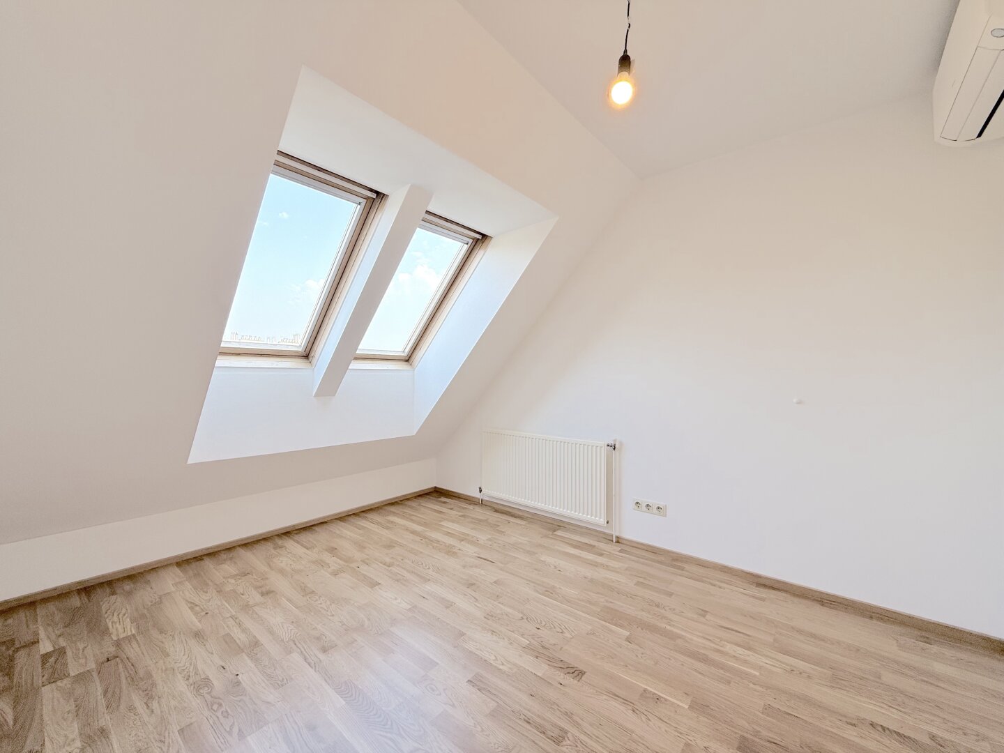 Traumhafte DG-Wohnung in 1060 Wien: 4 Zimmer und Balkon!