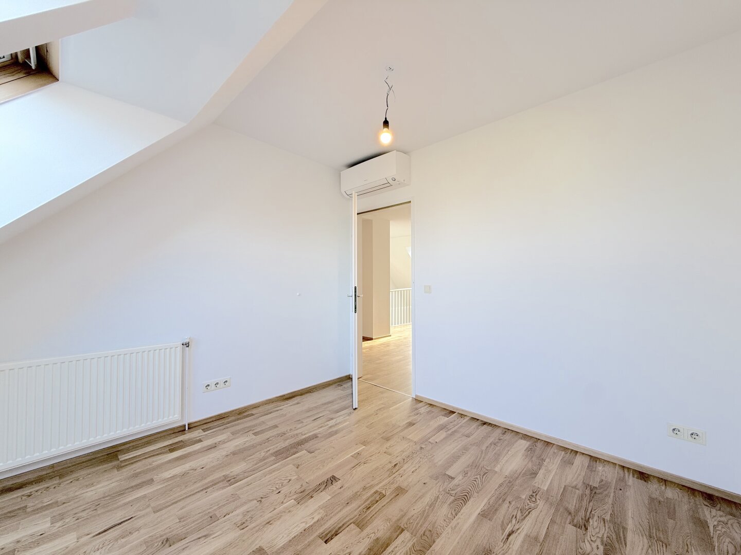Traumhafte DG-Wohnung in 1060 Wien: 4 Zimmer und Balkon!