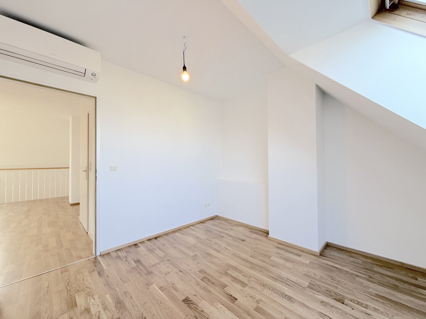 Traumhafte DG-Wohnung in 1060 Wien: 4 Zimmer und Balkon!