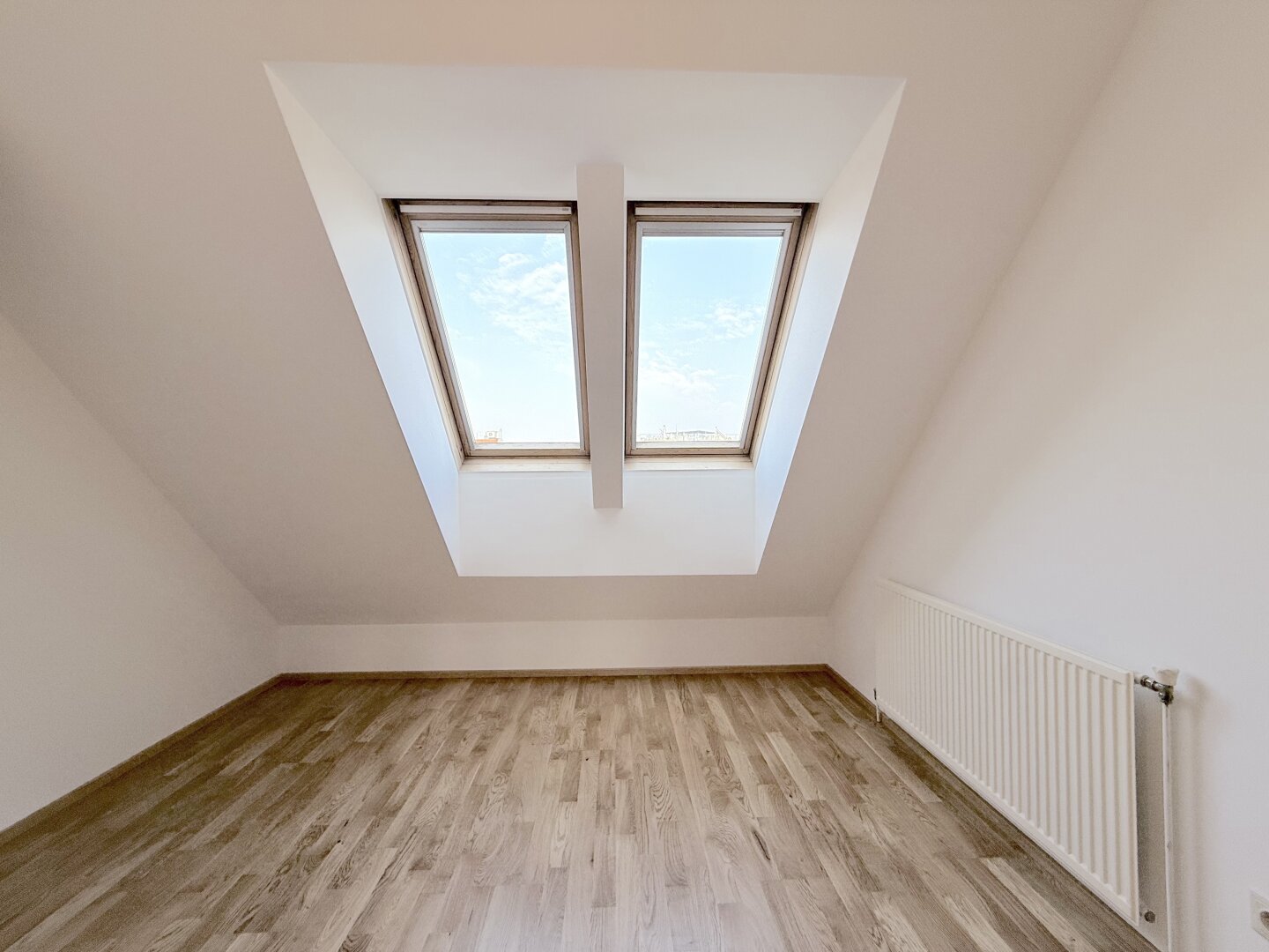 Traumhafte DG-Wohnung in 1060 Wien: 4 Zimmer und Balkon!