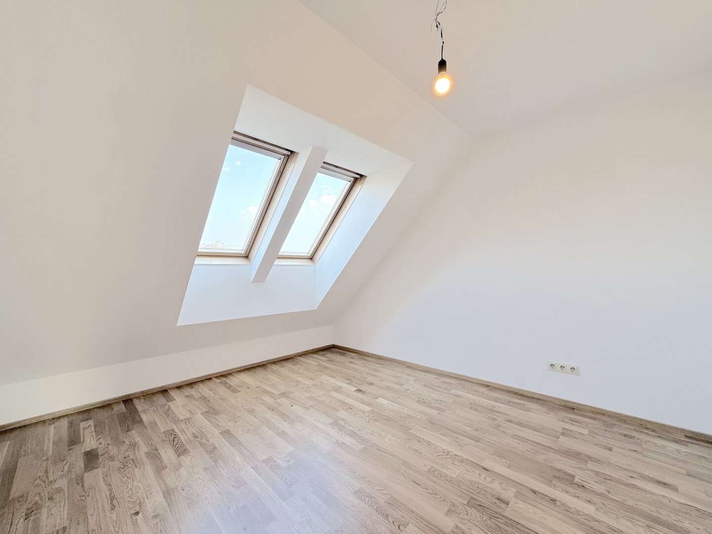 Traumhafte DG-Wohnung in 1060 Wien: 4 Zimmer und Balkon!