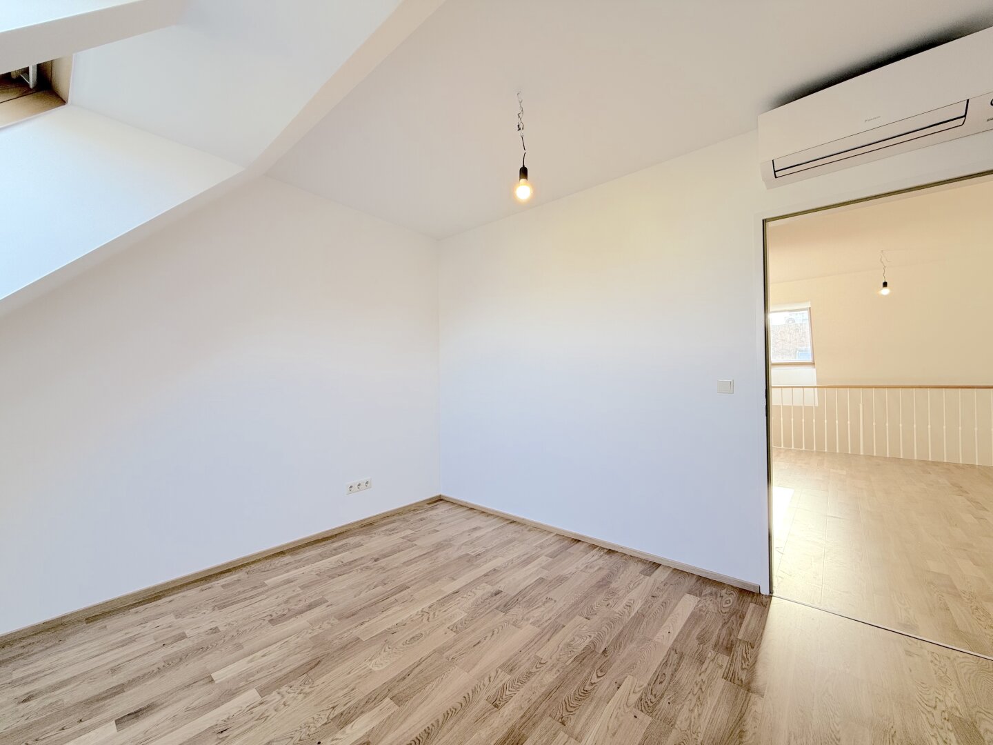 Traumhafte DG-Wohnung in 1060 Wien: 4 Zimmer und Balkon!