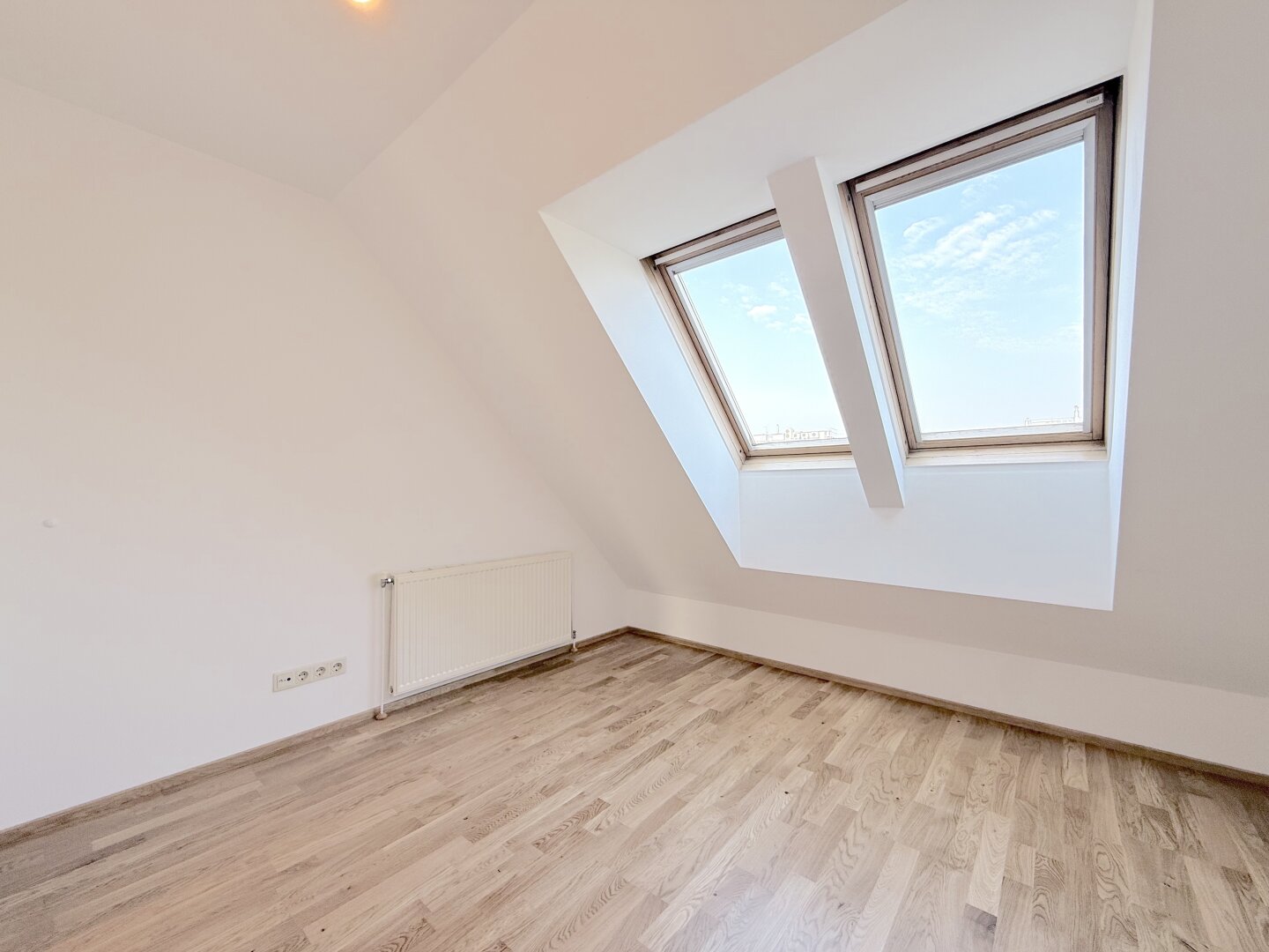 Traumhafte DG-Wohnung in 1060 Wien: 4 Zimmer und Balkon!