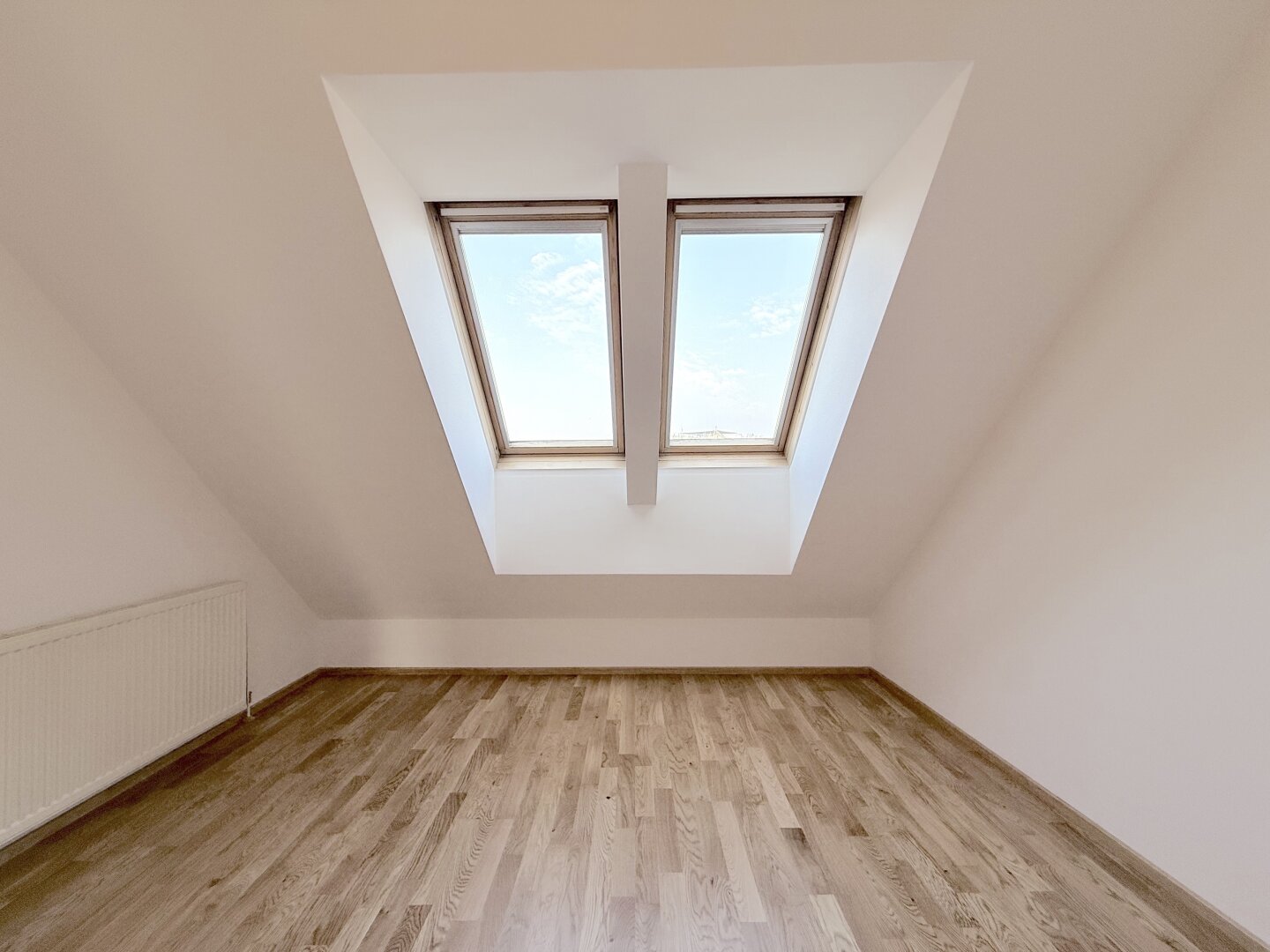 Traumhafte DG-Wohnung in 1060 Wien: 4 Zimmer und Balkon!