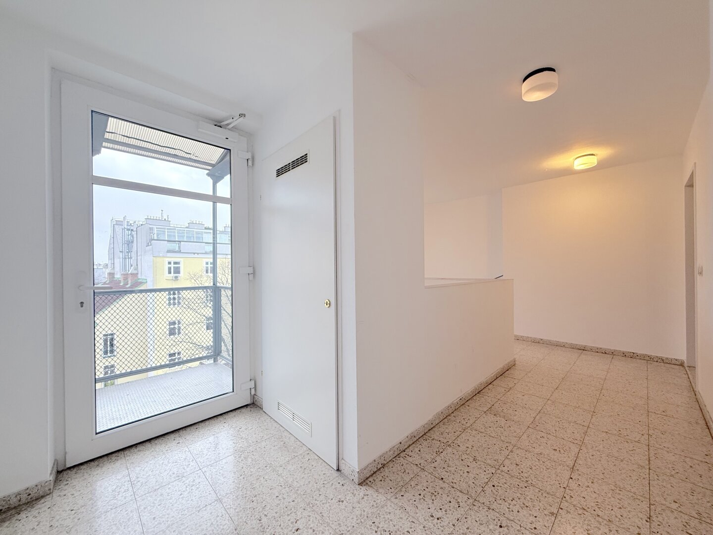 Traumhafte DG-Wohnung in 1060 Wien: 4 Zimmer und Balkon!