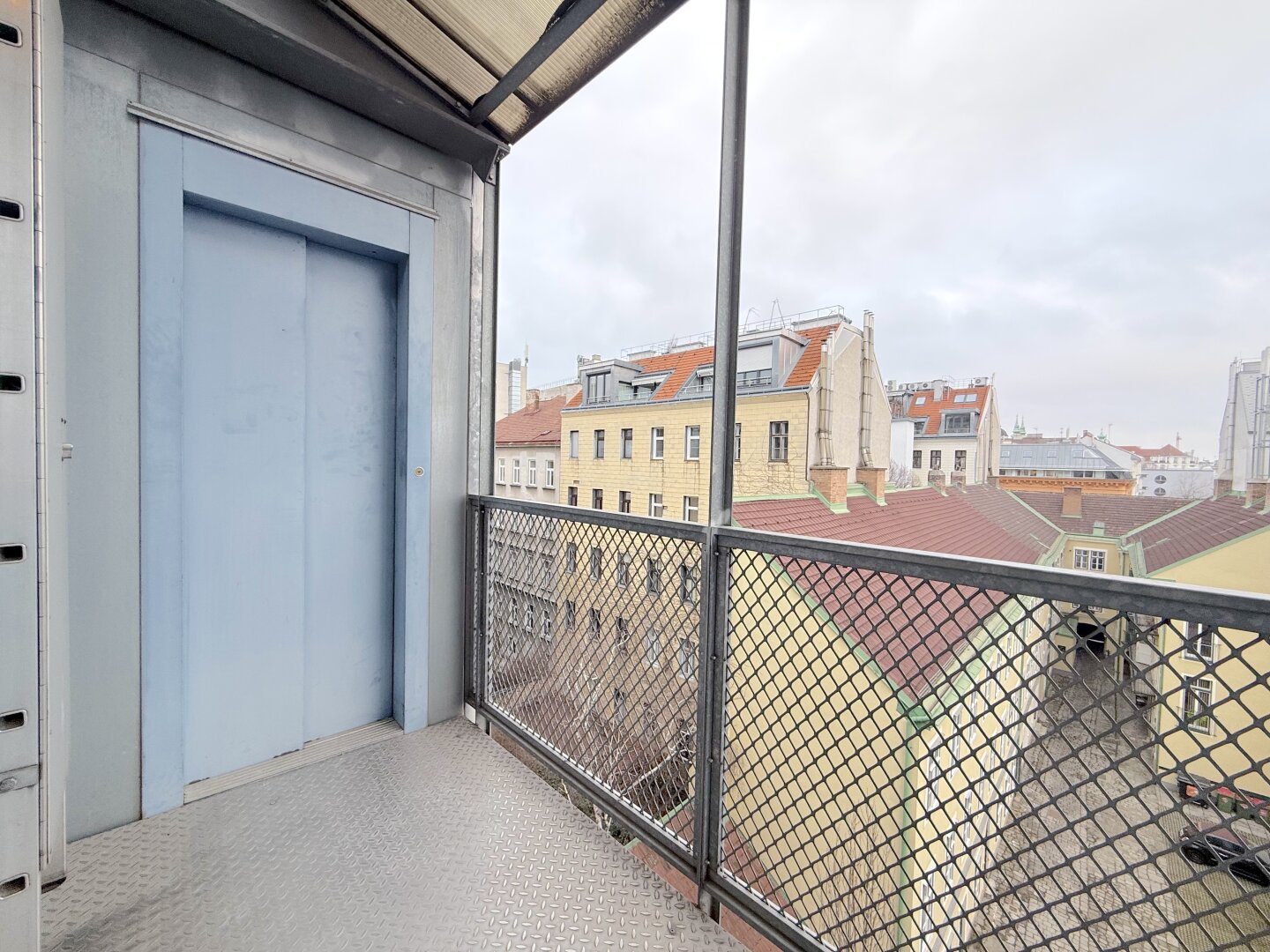 Traumhafte DG-Wohnung in 1060 Wien: 4 Zimmer und Balkon!