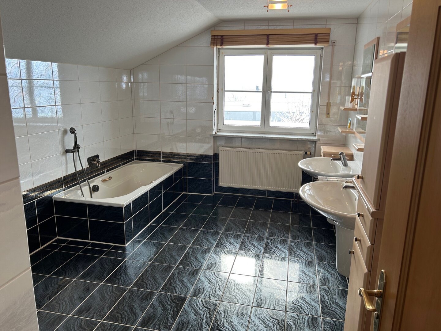 Villa mit Pool in Simbach, 10-Zimmer, mit Garten, Terrasse & Doppel-Garage!