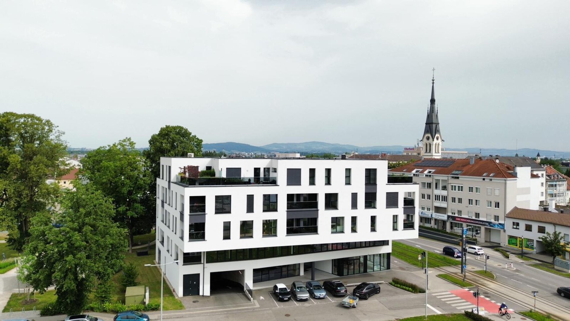 Neuer Kaufpreis: hochmoderne Loggia-Wohnung mit dem "Schloss Traun" vor der Haustüre