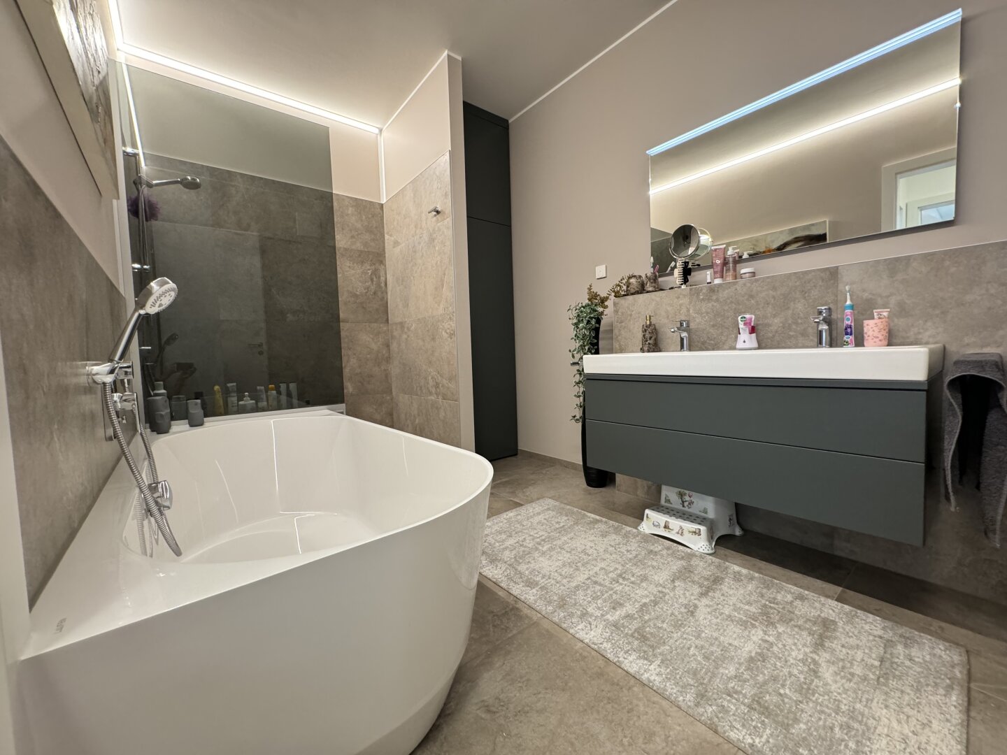 Neuer Kaufpreis: hochmoderne Loggia-Wohnung mit dem "Schloss Traun" vor der Haustüre