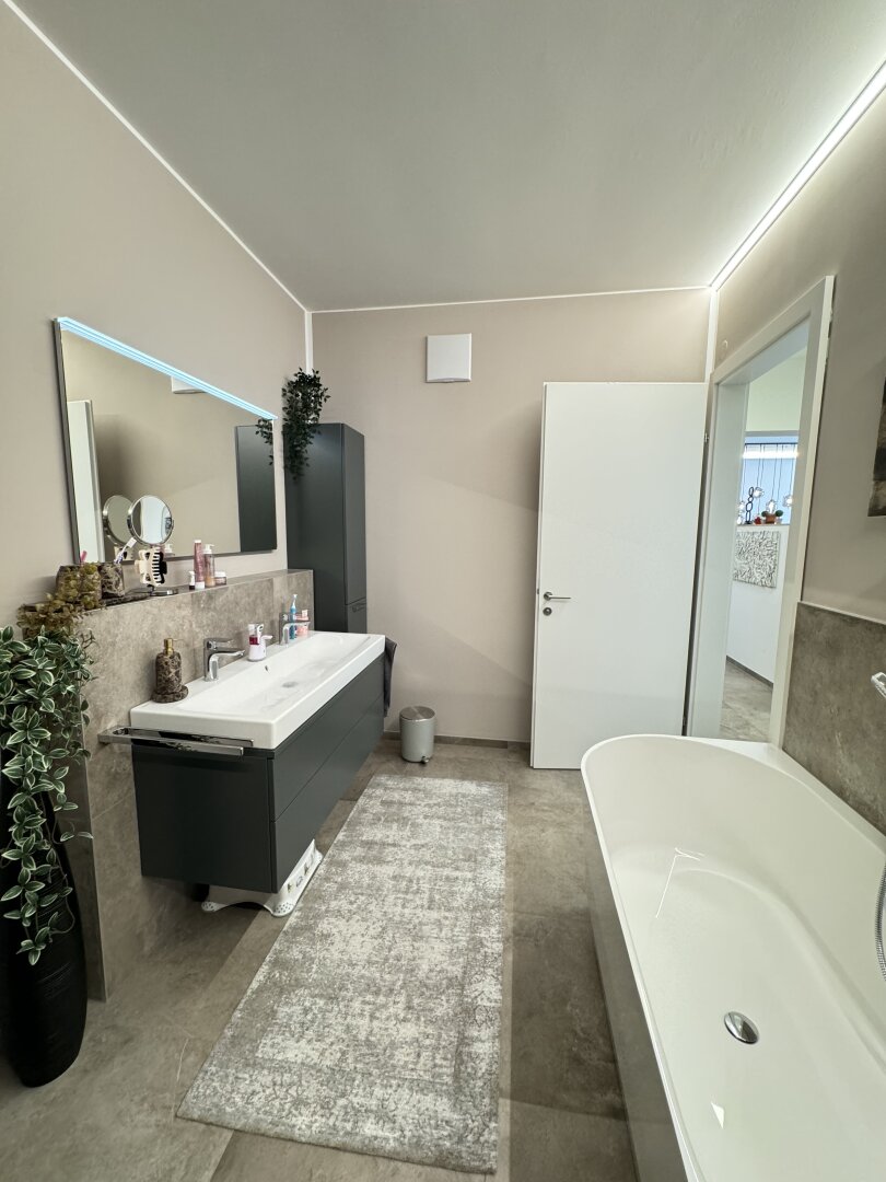 Neuer Kaufpreis: hochmoderne Loggia-Wohnung mit dem "Schloss Traun" vor der Haustüre