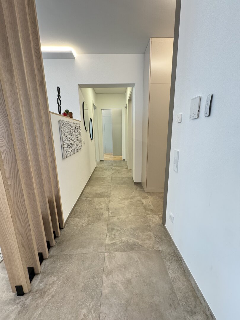 Neuer Kaufpreis: hochmoderne Loggia-Wohnung mit dem "Schloss Traun" vor der Haustüre