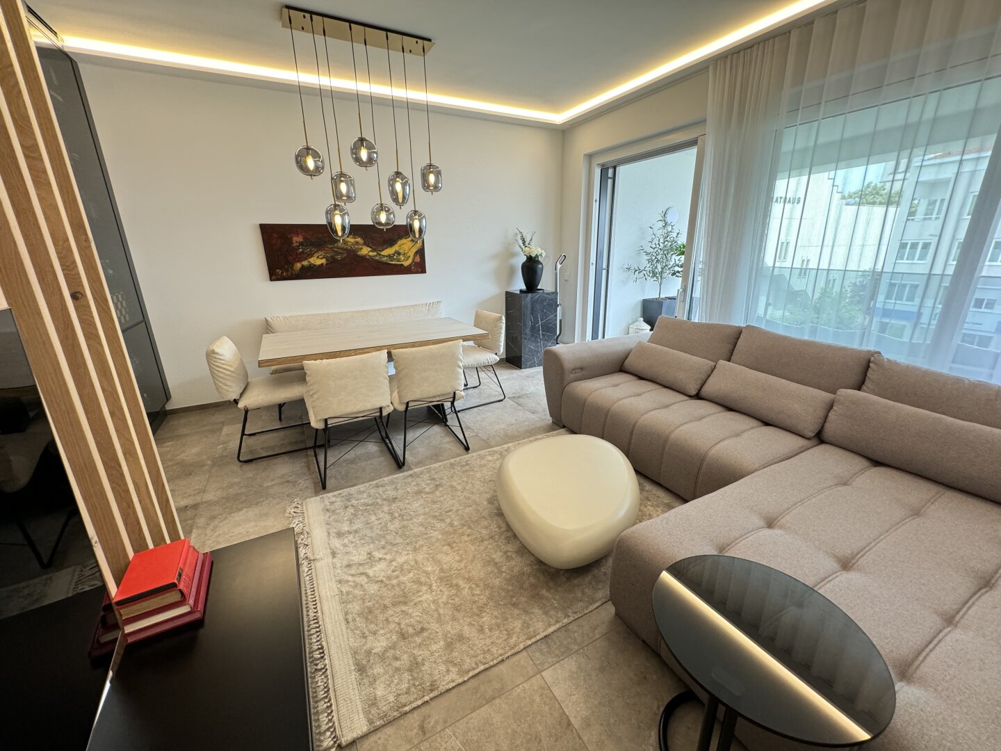Neuer Kaufpreis: hochmoderne Loggia-Wohnung mit dem "Schloss Traun" vor der Haustüre