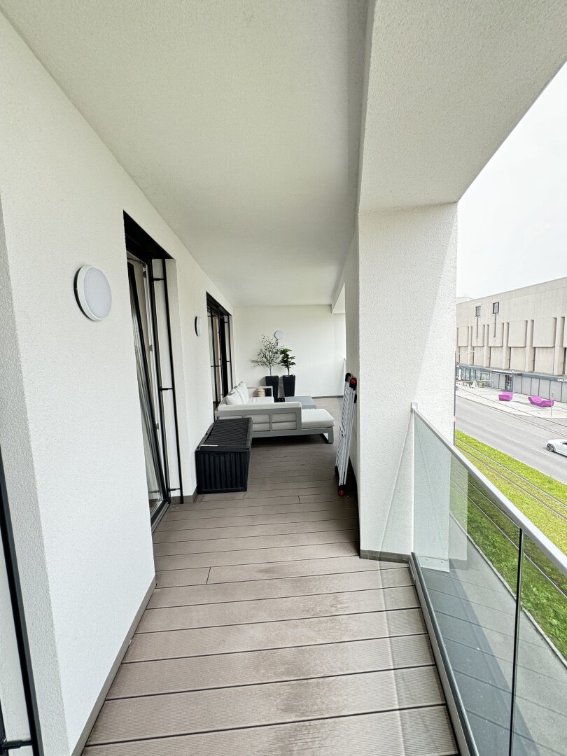 Neuer Kaufpreis: hochmoderne Loggia-Wohnung mit dem "Schloss Traun" vor der Haustüre