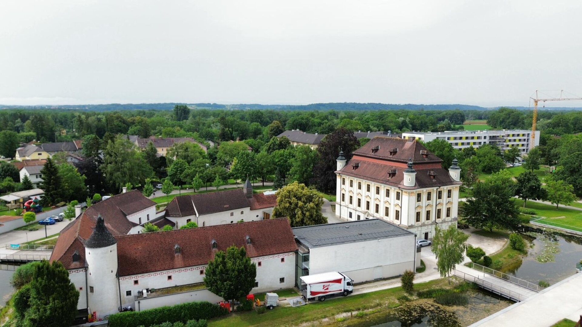 Neuer Kaufpreis: hochmoderne Loggia-Wohnung mit dem "Schloss Traun" vor der Haustüre