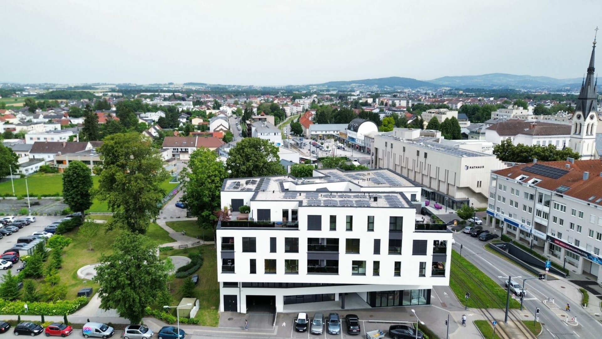 Neuer Kaufpreis: hochmoderne Loggia-Wohnung mit dem "Schloss Traun" vor der Haustüre