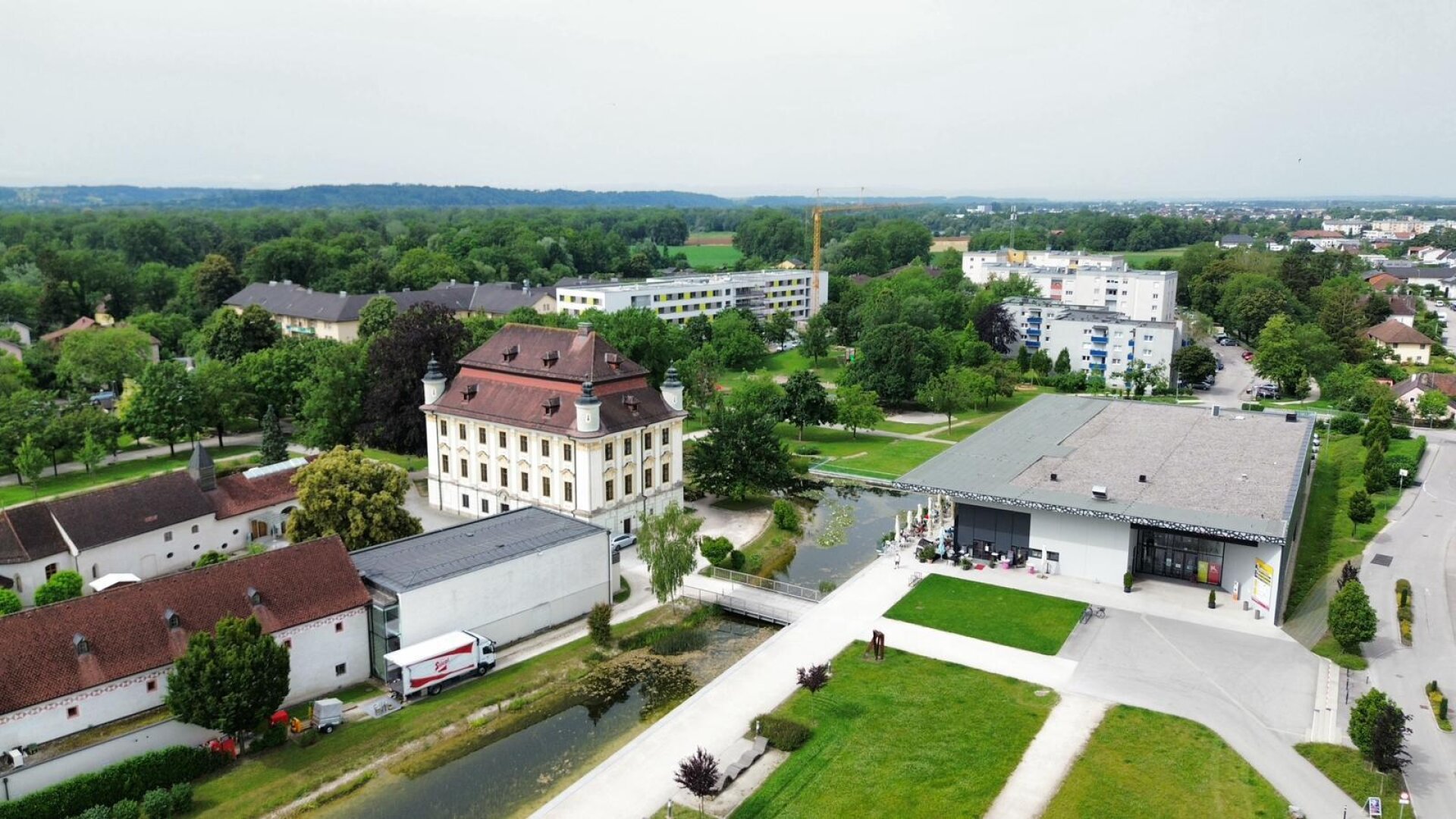 Neuer Kaufpreis: hochmoderne Loggia-Wohnung mit dem "Schloss Traun" vor der Haustüre