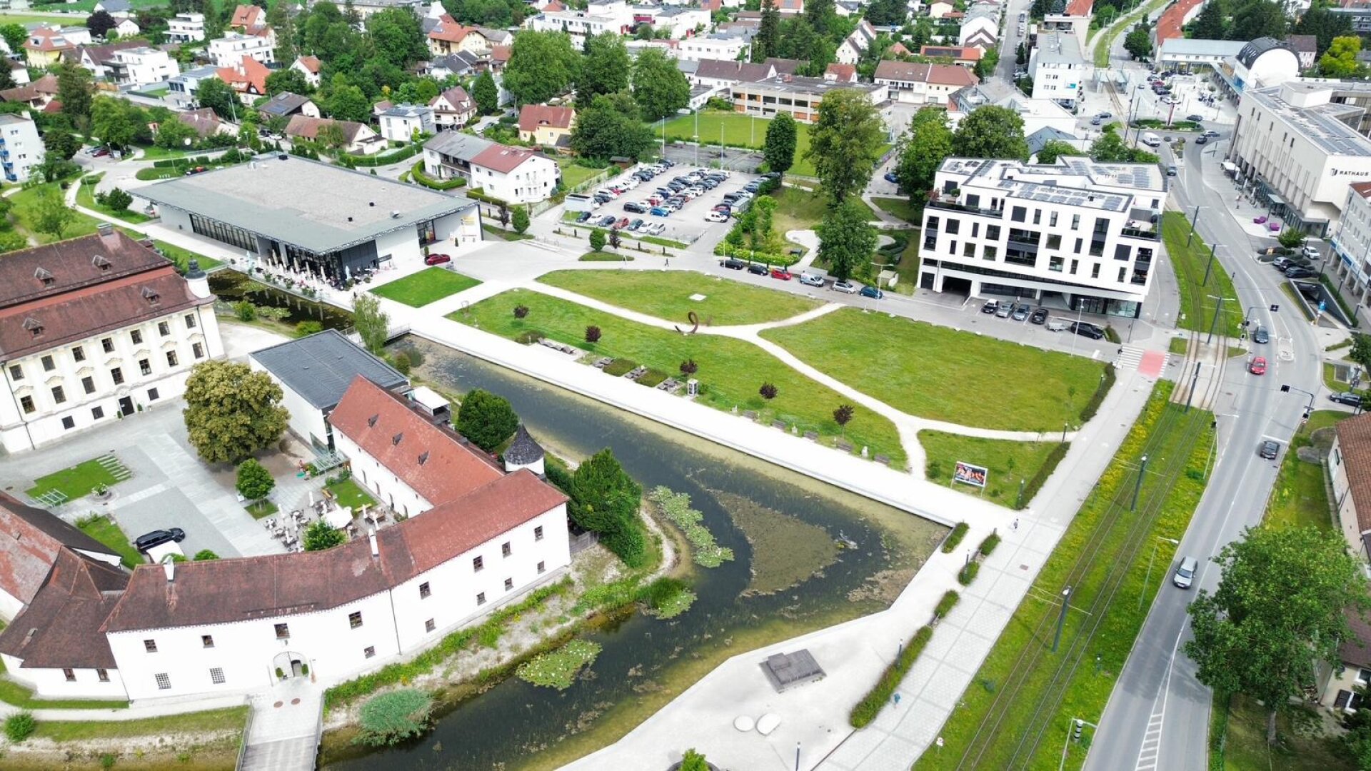 Neuer Kaufpreis: hochmoderne Loggia-Wohnung mit dem "Schloss Traun" vor der Haustüre
