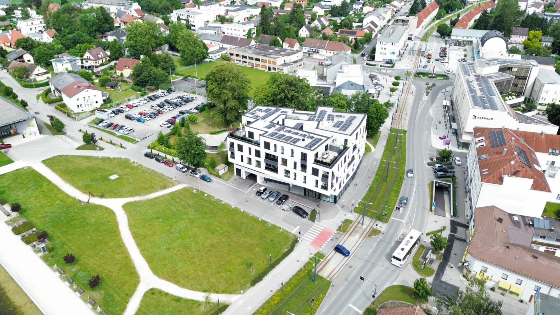 Neuer Kaufpreis: hochmoderne Loggia-Wohnung mit dem "Schloss Traun" vor der Haustüre