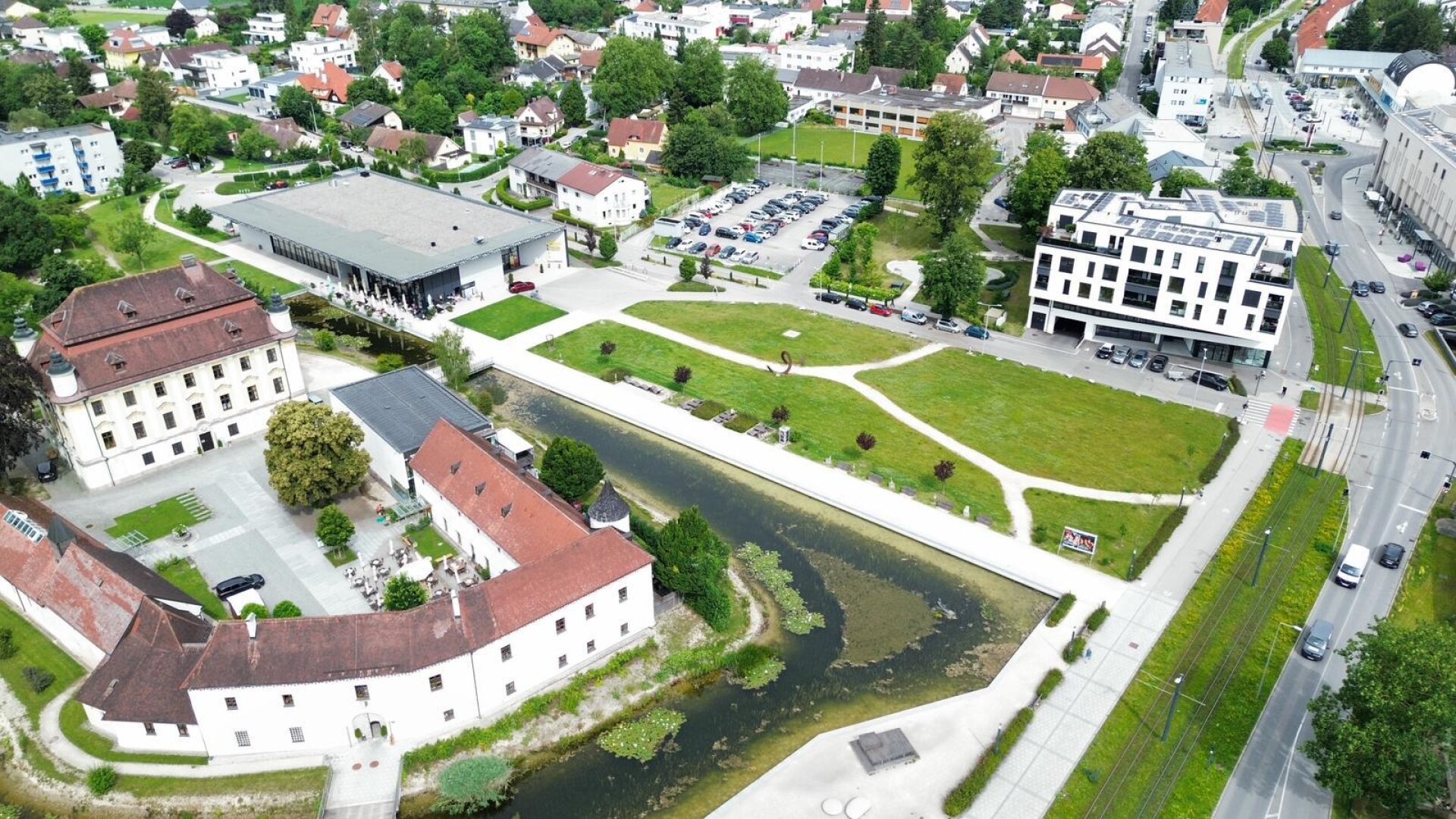 Neuer Kaufpreis: hochmoderne Loggia-Wohnung mit dem "Schloss Traun" vor der Haustüre