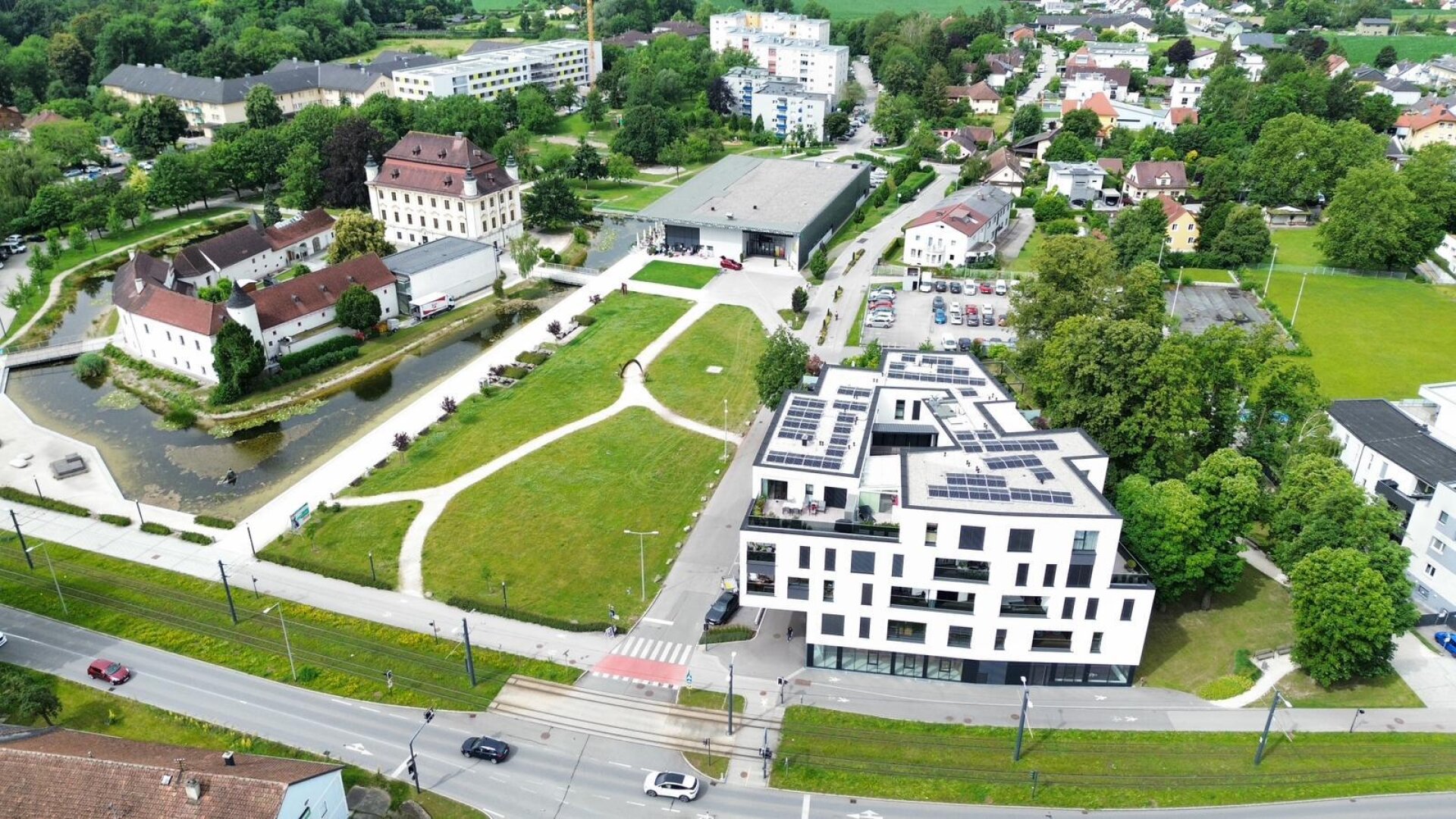 Neuer Kaufpreis: hochmoderne Loggia-Wohnung mit dem "Schloss Traun" vor der Haustüre
