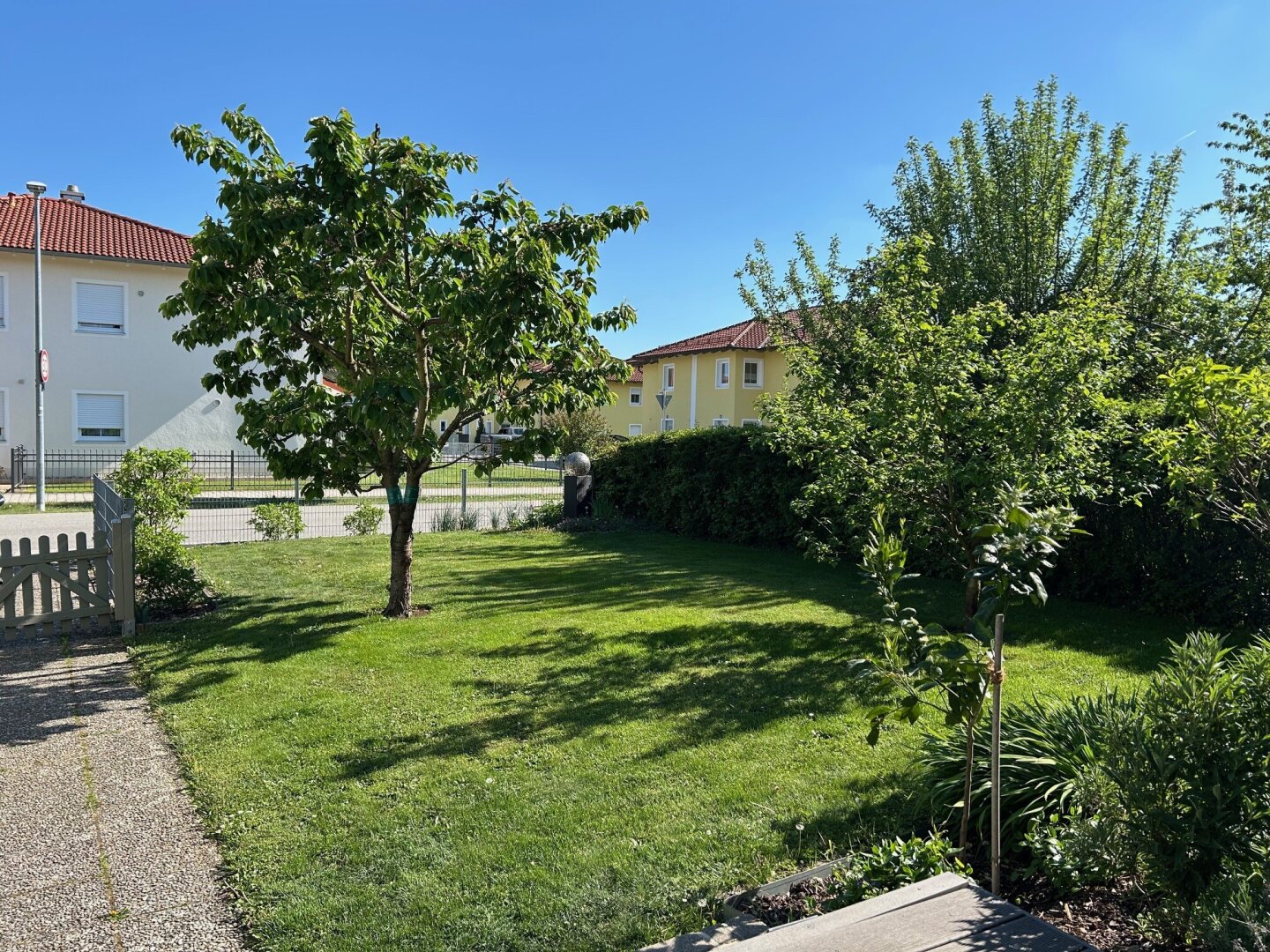 neuer Kaufpreis: Doppelhaushälfte-Sofortbezug, zentrale Ruhelage mit Garten, Terrassen, Garage, inkl. Einrichtung