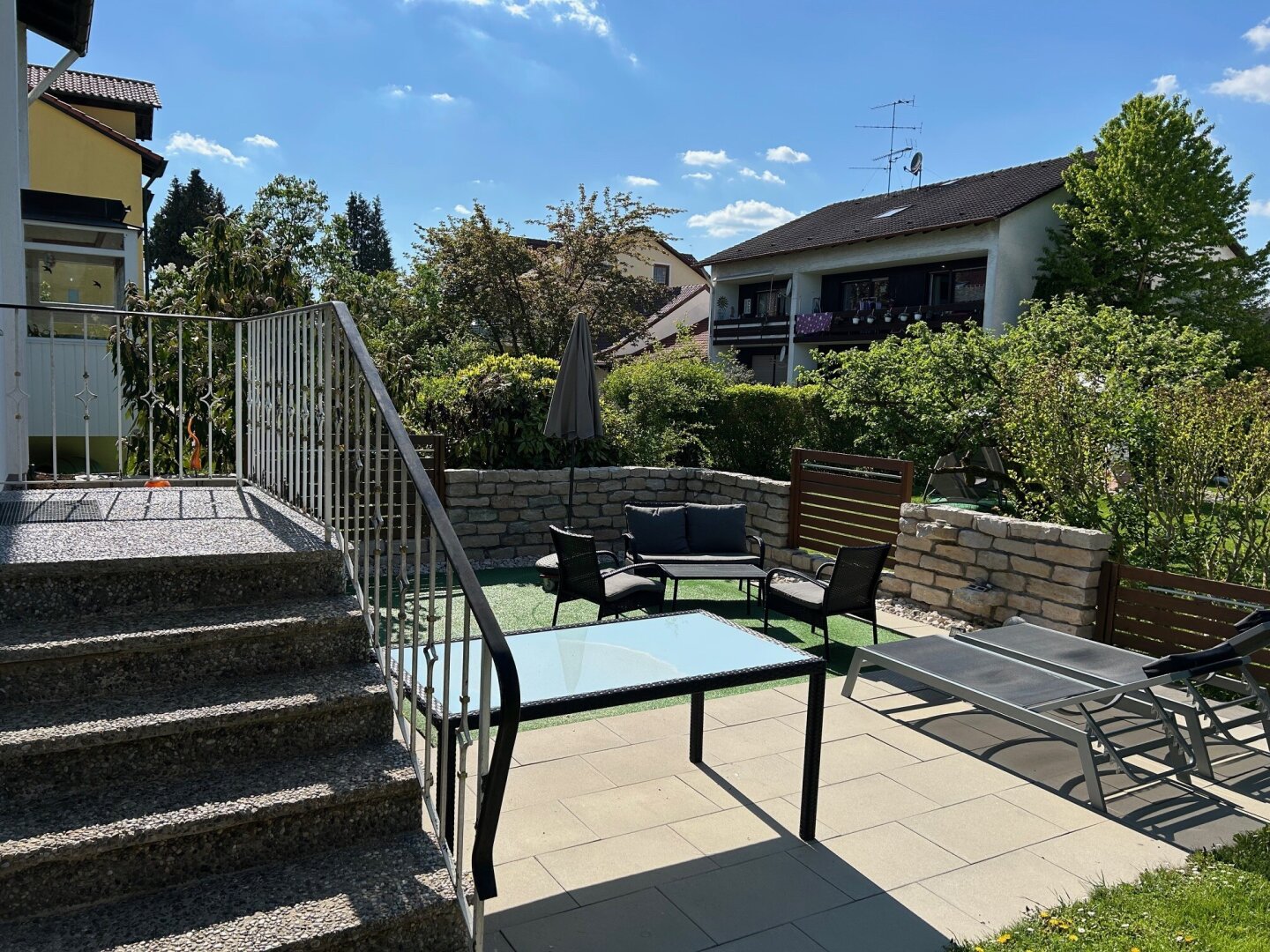 neuer Kaufpreis: Doppelhaushälfte-Sofortbezug, zentrale Ruhelage mit Garten, Terrassen, Garage, inkl. Einrichtung