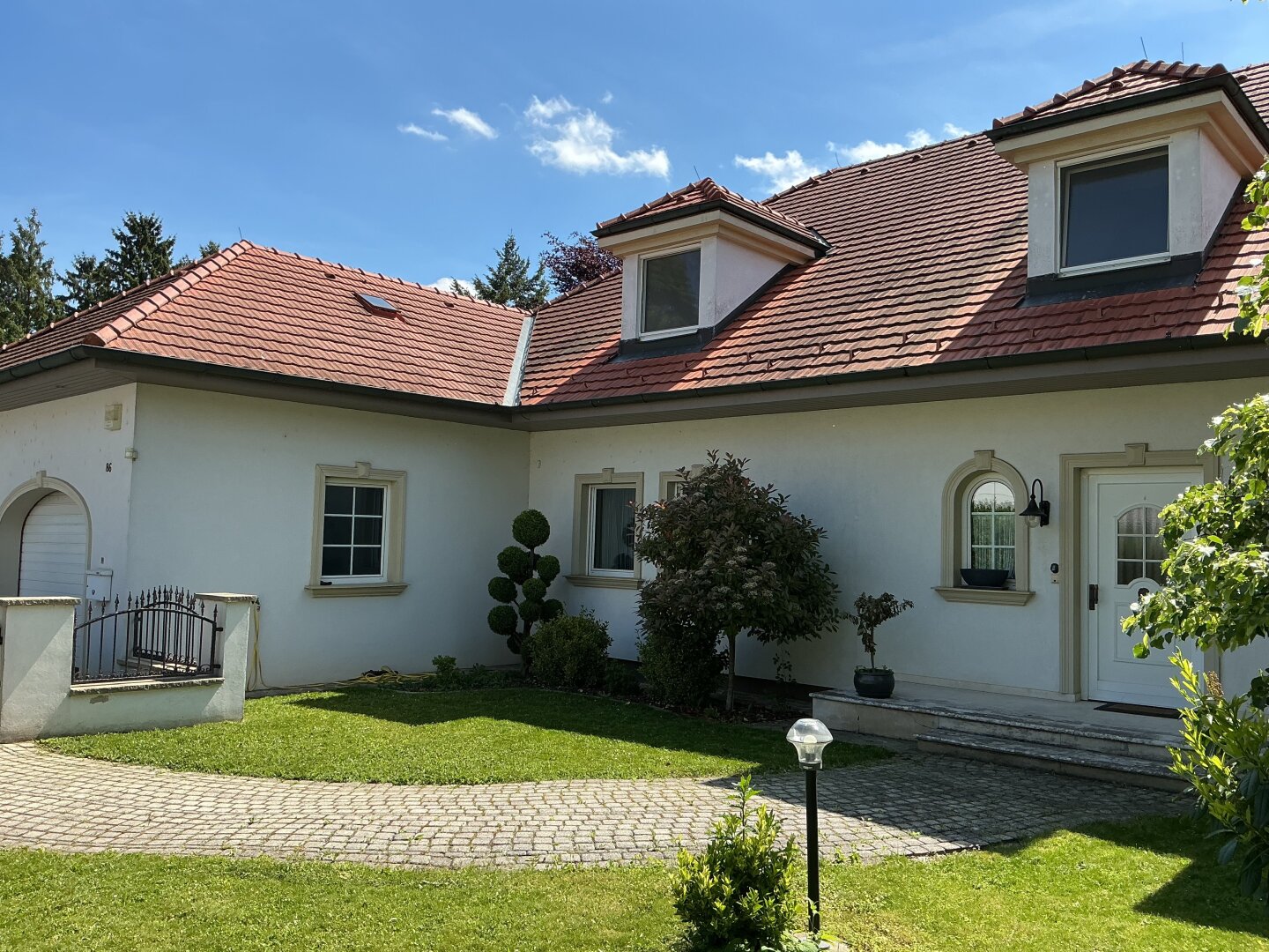 Exklusives Wohnerlebnis: Architektur trifft auf fernöstliche Gelassenheit