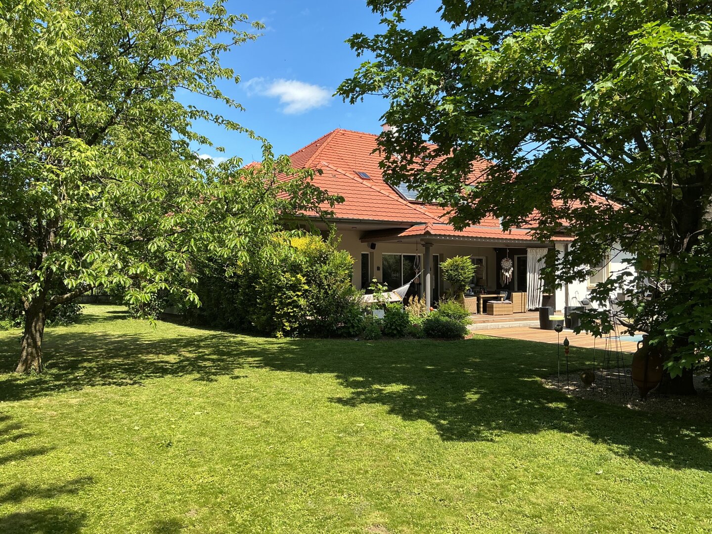 Exklusives Wohnerlebnis: Architektur trifft auf fernöstliche Gelassenheit