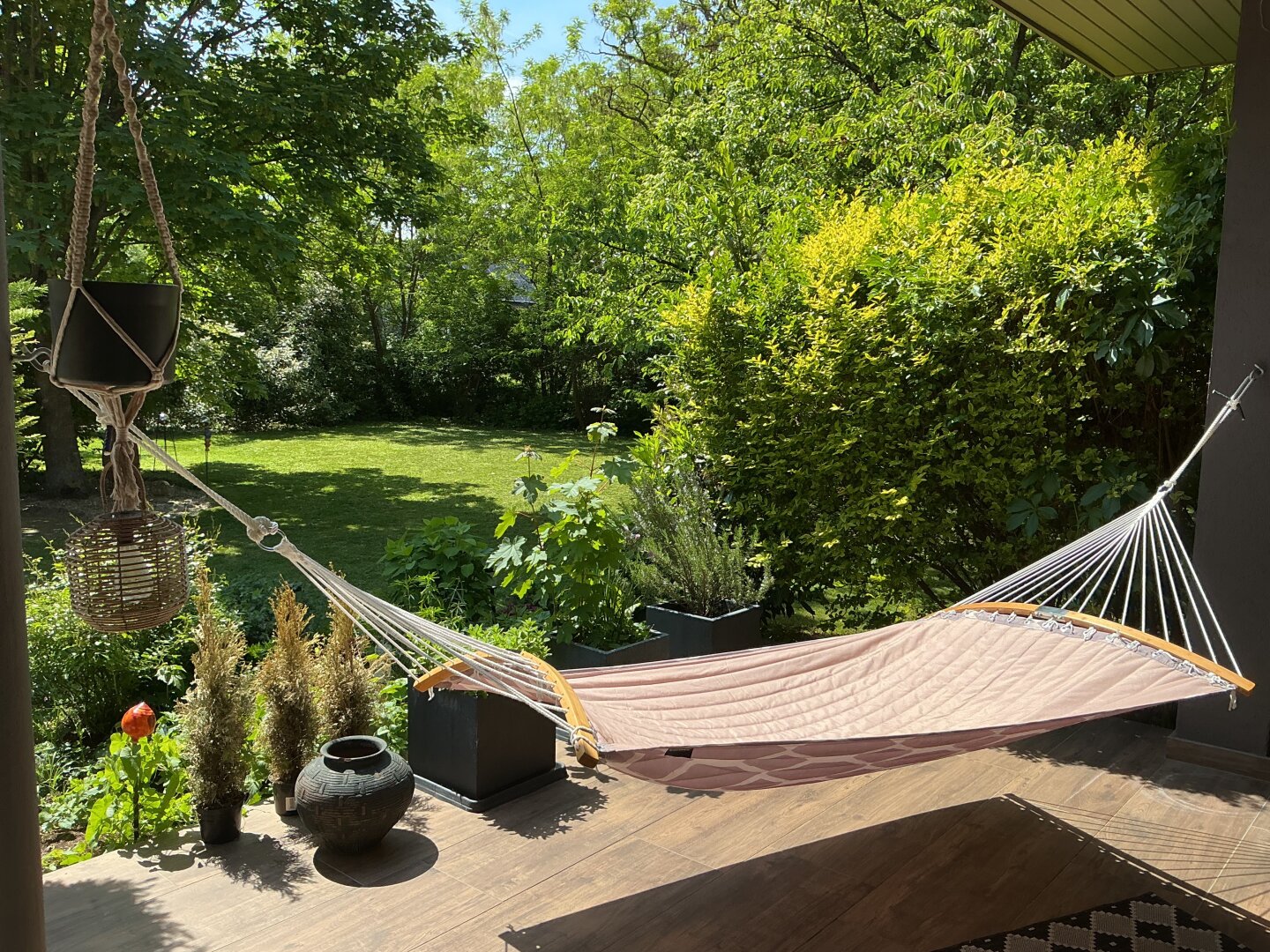 Exklusives Wohnerlebnis: Architektur trifft auf fernöstliche Gelassenheit