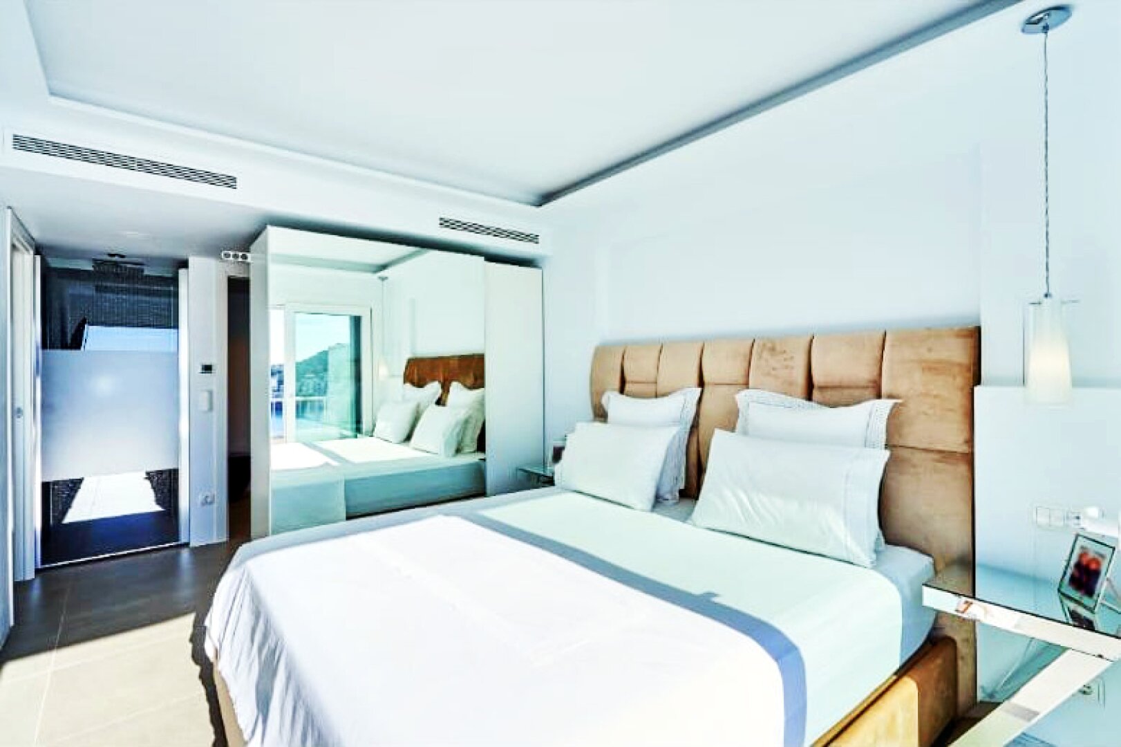 Moderne Villa in außergewöhnlicher Lage mit Meerblick auf die malerische Bucht von Cap Falco in Cala Vinyas