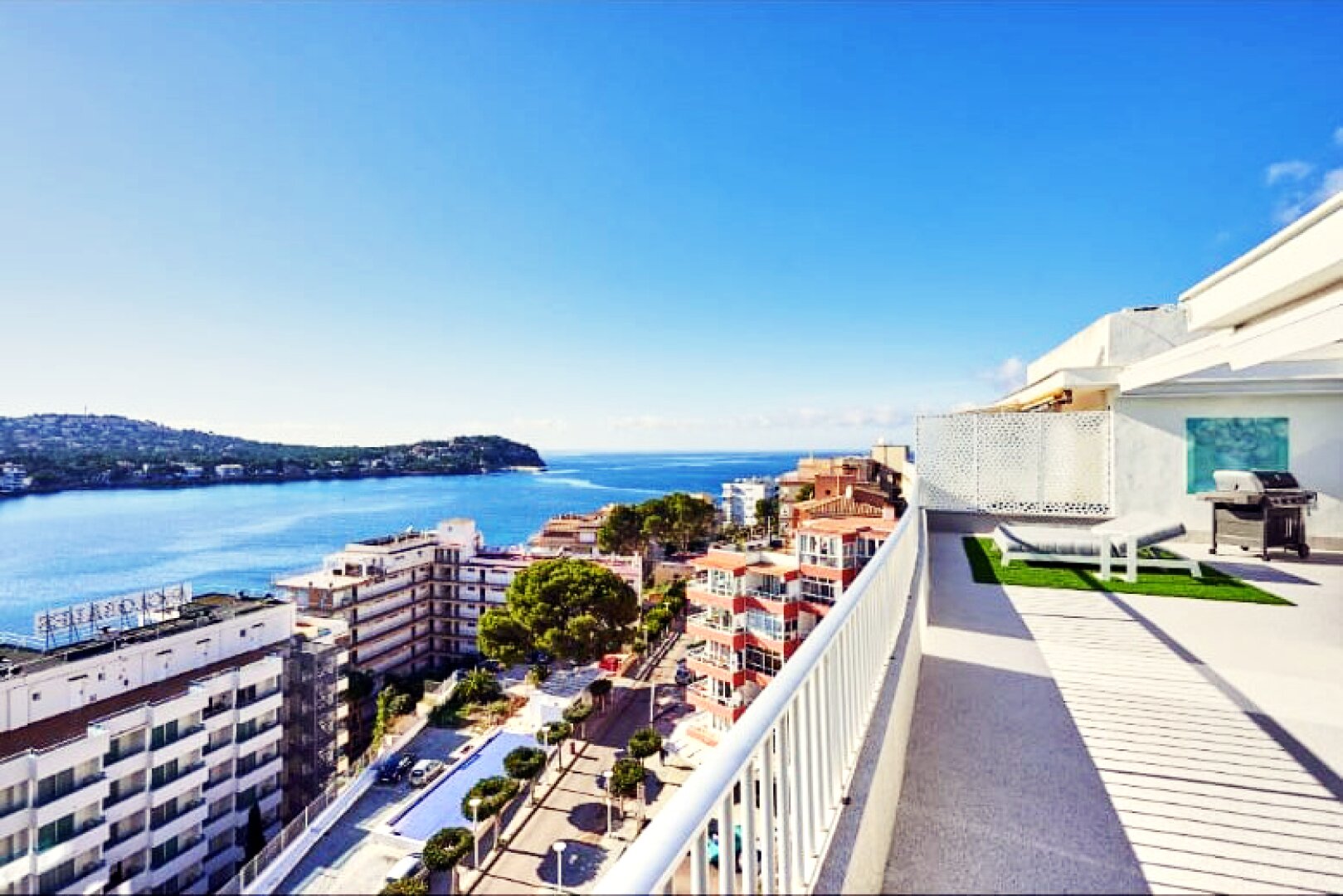 Moderne Villa in außergewöhnlicher Lage mit Meerblick auf die malerische Bucht von Cap Falco in Cala Vinyas