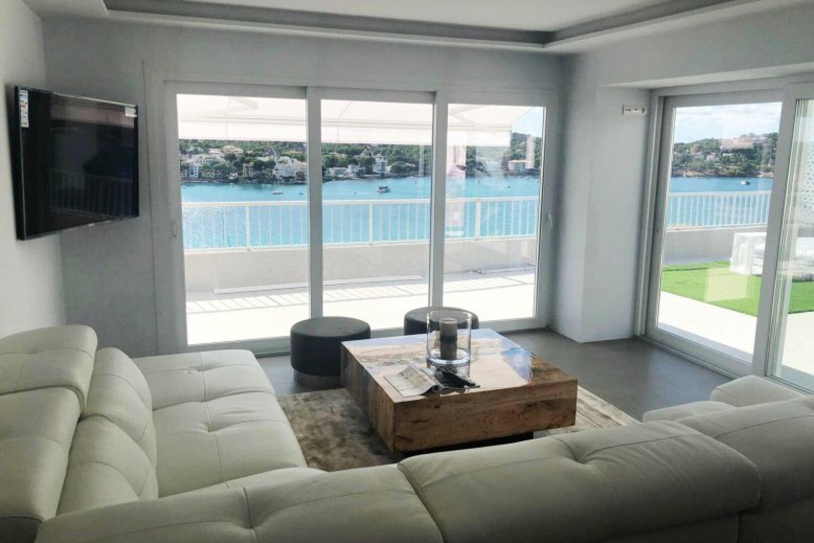 Moderne Villa in außergewöhnlicher Lage mit Meerblick auf die malerische Bucht von Cap Falco in Cala Vinyas