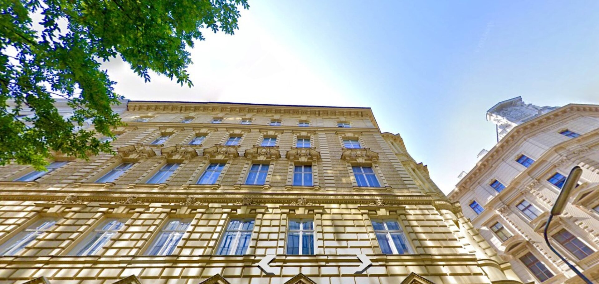 Zauberhafte Dachgeschoßwohnung mit Dachterrasse nahe des Börseplatzes