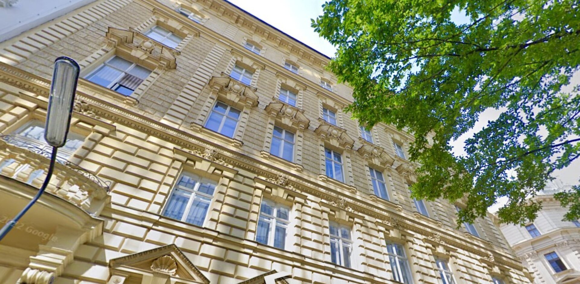 Zauberhafte Dachgeschoßwohnung mit Dachterrasse nahe des Börseplatzes