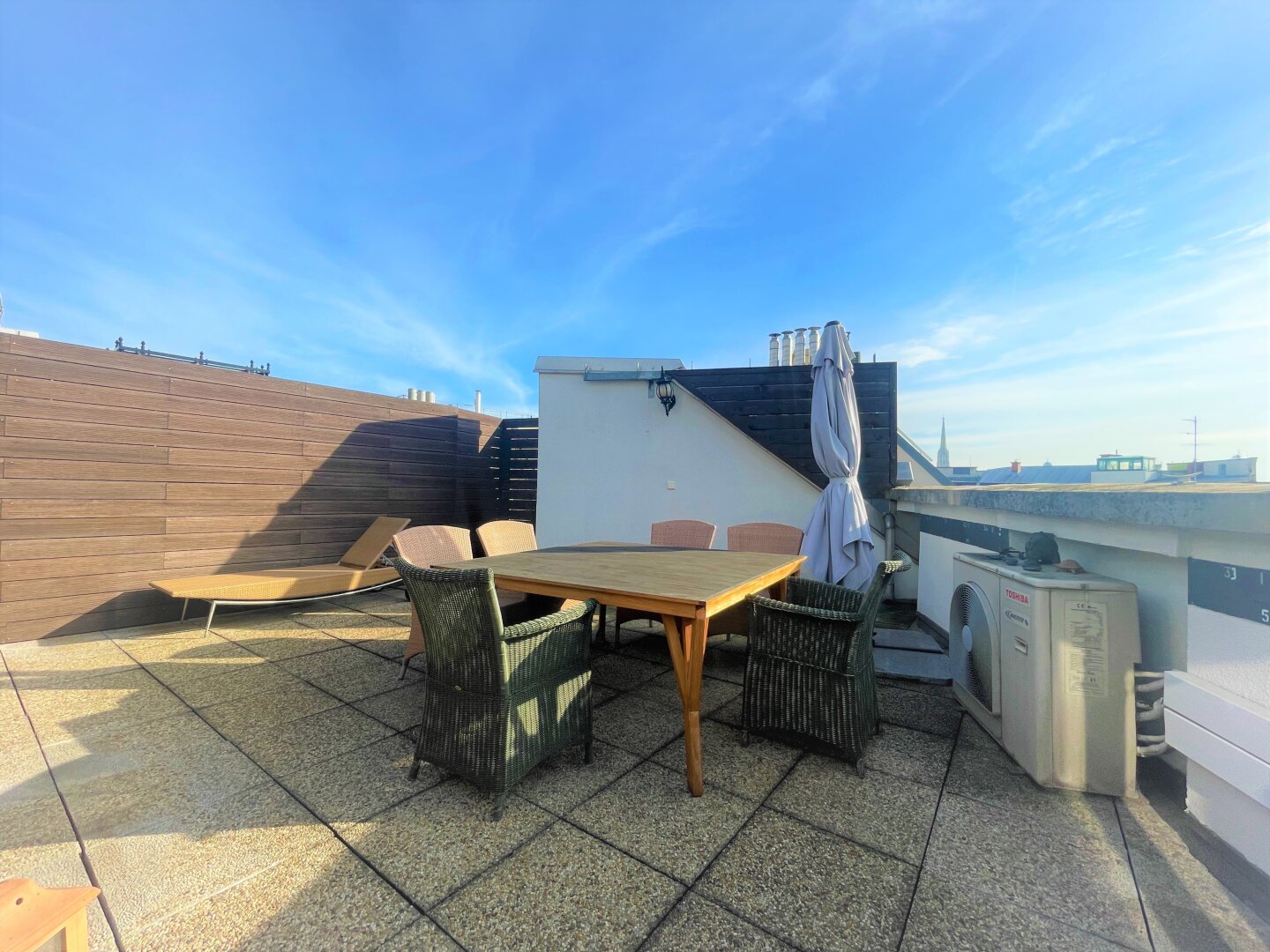 Zauberhafte Dachgeschoßwohnung mit Dachterrasse nahe des Börseplatzes