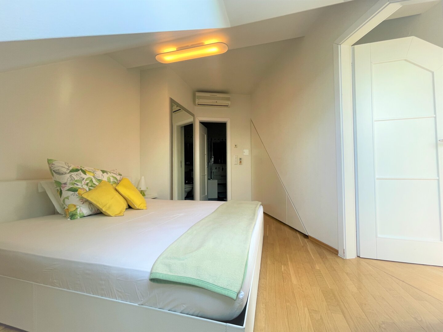 Zauberhafte Dachgeschoßwohnung mit Dachterrasse nahe des Börseplatzes